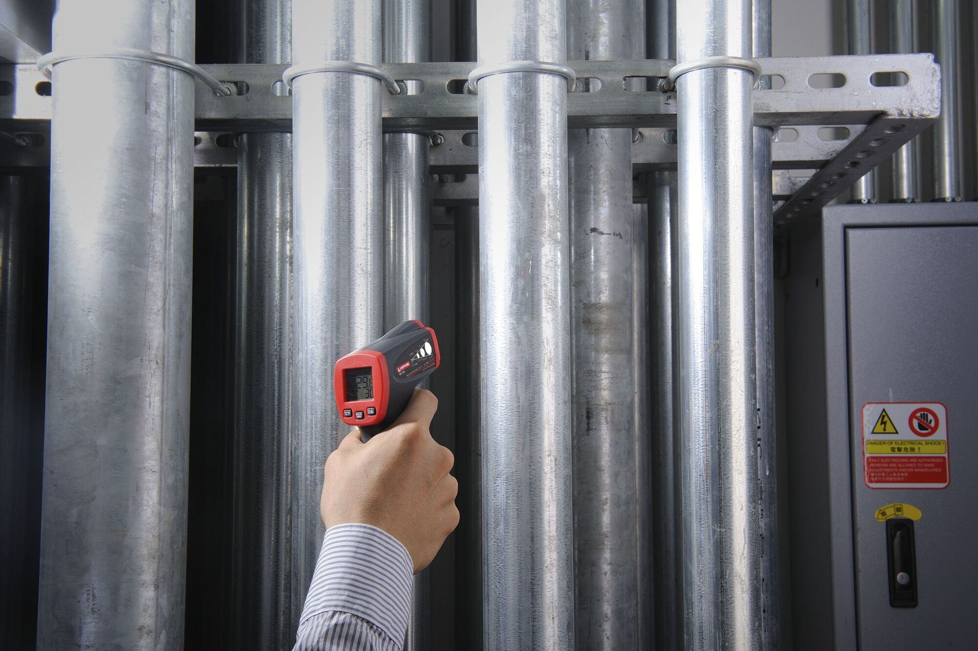 This Amprobe thermometer, a 10:1 spot to distance ratio infrared thermometer, offers best in class accuracy and response time with a temperature measurement range of 0F to 716F or -18C to 380C. This is specifically designed for HVAC, electrical, industrial maintenance, automotive as well as quality control and fire prevention applications.