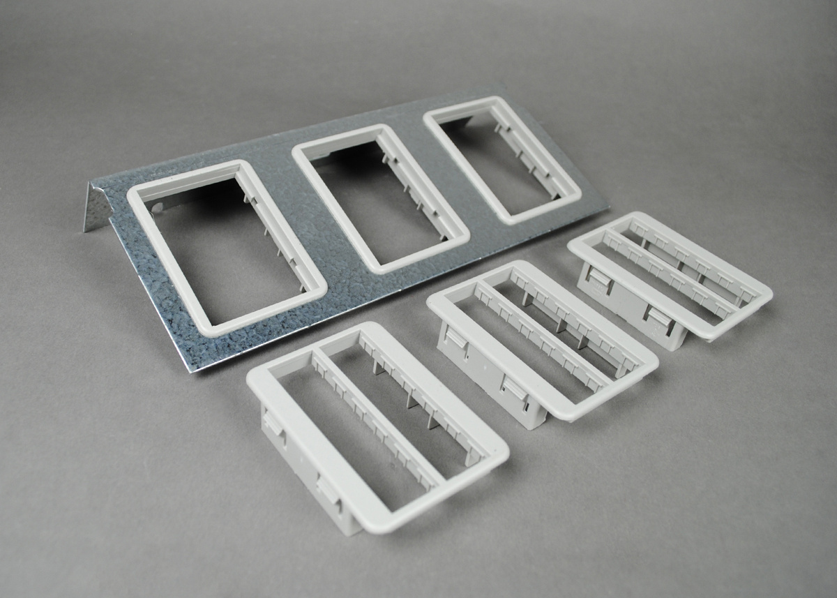 AC10105 PLATE WITH 3-ORT BEZELS